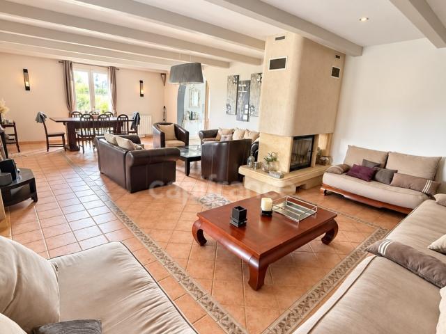 Maison à vendre 7 pièces FAVRIEUX 78 5 chambres cheminée piscine intérieure carport