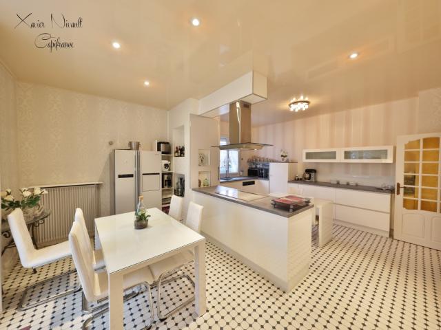 Maison à vendre 7 pièces proche de LA ROCHE VINEUSE 71