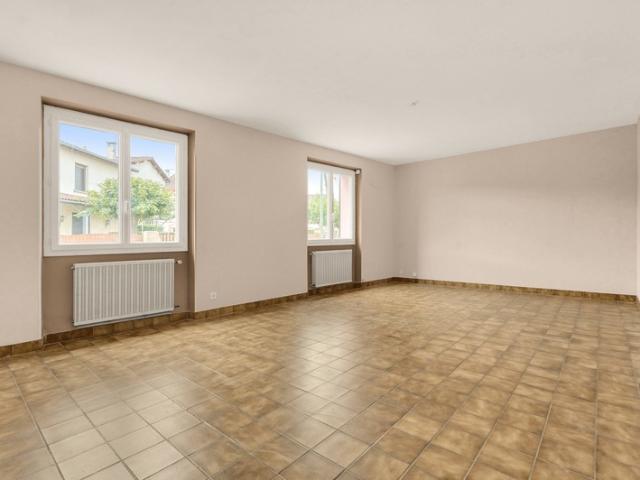 MAISON DE VILLE avec 2 garages et jardin