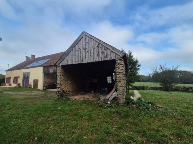 Maison à vendre 5 pièces 3 chambres terrain 1500 m² dépendan. 135m² Orsennes