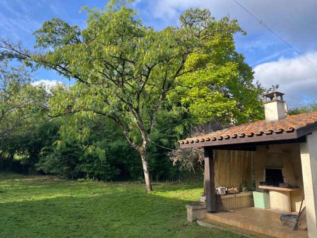 Maison à vendre 5 pièces aux portes de CHALAIS 16 avec grand jardin arboré clos et verger
