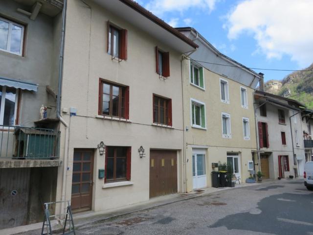 Maison à vendre 5 pièces de 148 m² à CHALEY 01 avec jardin de 436 m² en bordure de la rivière