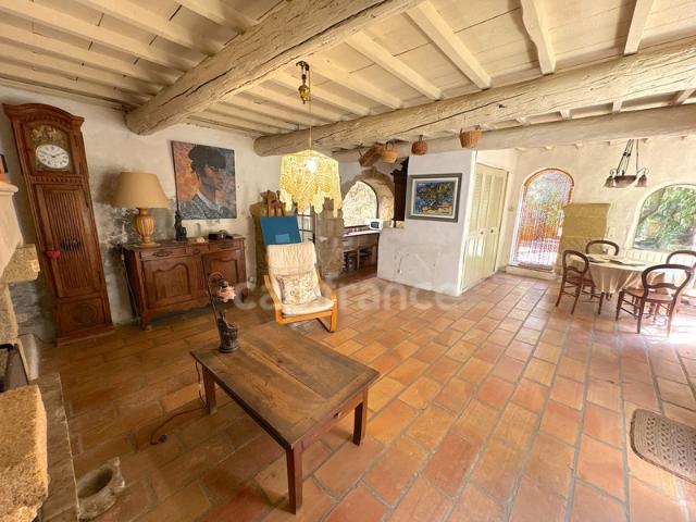 Maison à vendre 5 pièces MEYNES 30 Maison de caractère avec tropézienne & patio – un lieu de vie unique chargé d’histoire
