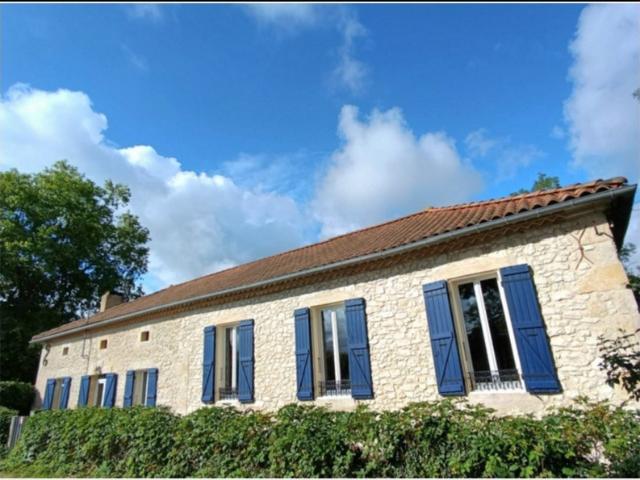 Maison en pierre avec dépendances, piscine, et terrain à Saint Puy