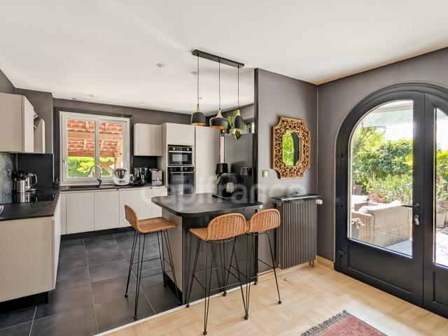 Maison à vendre 6 pièces LA CHARMEE 71 4 chambres terrain de 2747 m² abri voitures grande piscine !