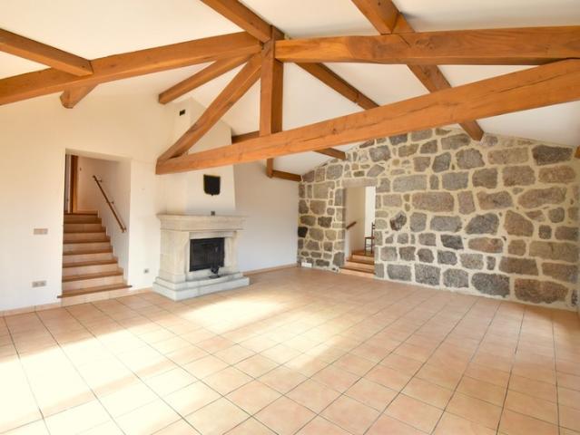 Propriété composée de 2 maisons et un studio, SAINT AGREVE 07