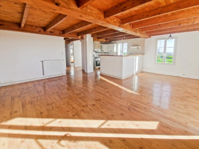 Maison à vendre 6 pièces proche de SURGERES 17 152 m² habitables garage jardin piscine