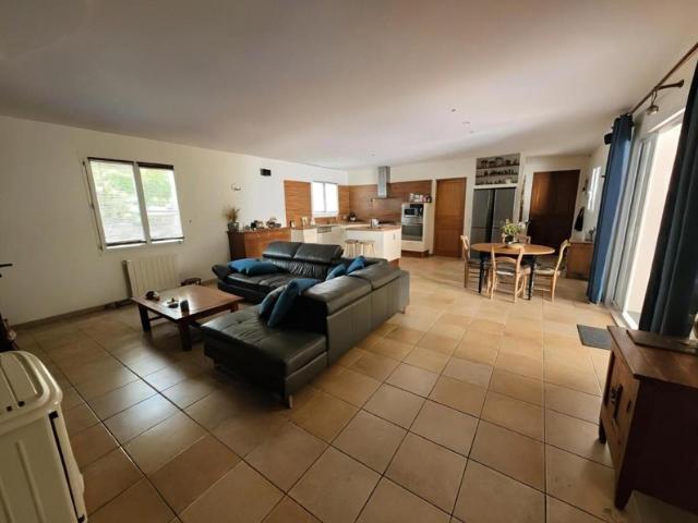 Maison à vendre 6 pièces PUY DU LAC 17