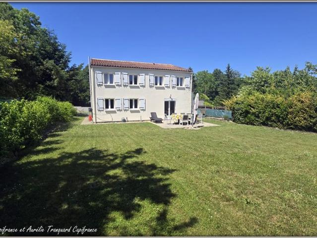 Maison à vendre 6 pièces VARAIZE 17 4 chambres sur 1500m² de jardin clos avec garage