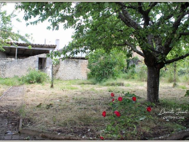 Maison à vendre 8 pièces Proche de MONTMOREAU SAINT CYBARD 16