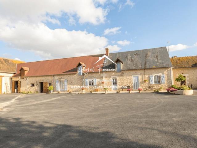 Corps de ferme en bon état, dans un hameau