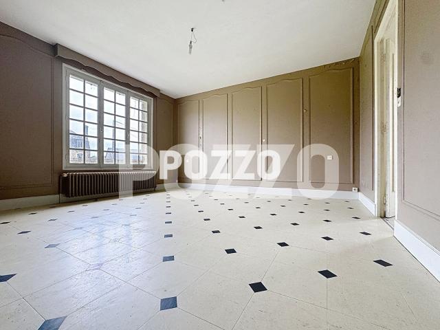 Maison à vendre à Valognes 50700 A rénover entièrement, beaux volumes, combles aménageables et grand sous sol avec garage