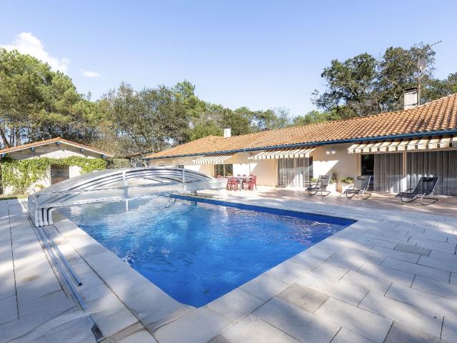Maison à vendre à Herm 300 m2, 6 chambres, piscine et 3,9 ha de terrain L’Agence des Dunes