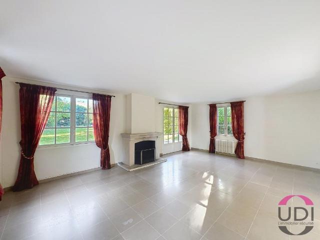CHAMPCUEIL EXCLUSIVITE UDI Authentique maison de charme au cœur du village