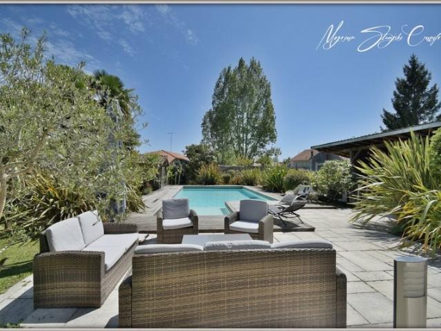 Maison à vendre de 9 pièces 40 de 220 m² avec dépendances. 227m² Soustons