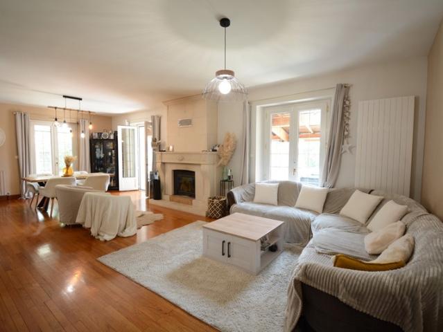 Maison à vendre jardin, piscine, garage, 4 chambres, proche de LA ROCHEFOUCAULD EN ANGOUMOIS 16