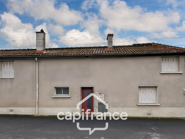 Maison à vendre maison 5 pièces dont 3 chambres VILLIERS 86 Terrain de 1028 m² avec dépendances