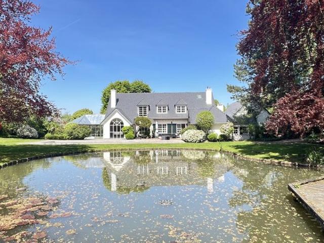 Sublime villa dans un parc avec piscine, étang et box chevaux
