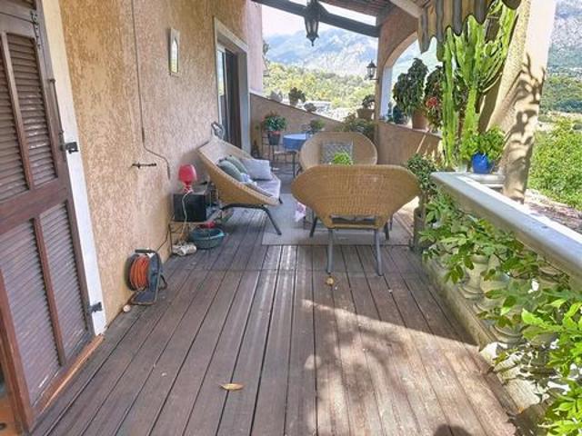 Villa au calme absolu, à la lisière de Menton – Vue dégagée, aperçu mer