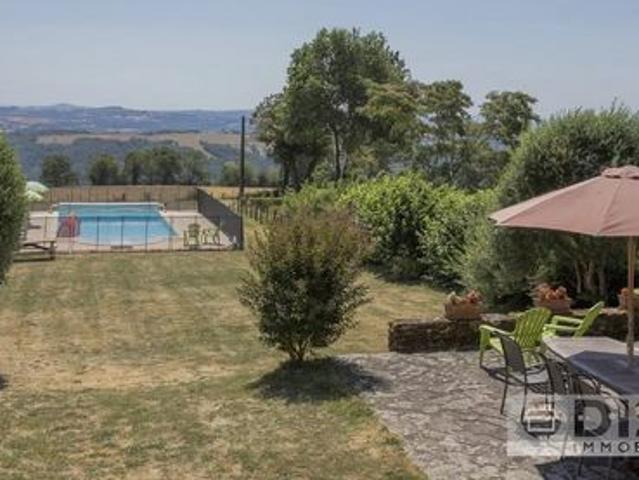Corps de ferme rénovée avec spacieux gîte indépendant, dépendance, piscine et superbes vues