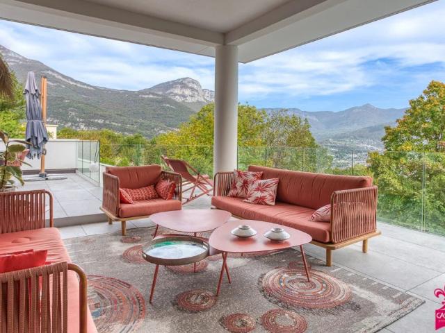 Maison à Chambéry 73000, 6 pièces, de 217m² à 4 500 €