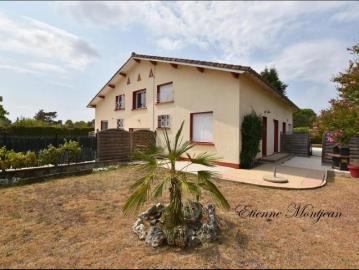 Maison à Espère 256 m² habitable, gîte, piscine, grand pool house, garages, jardin