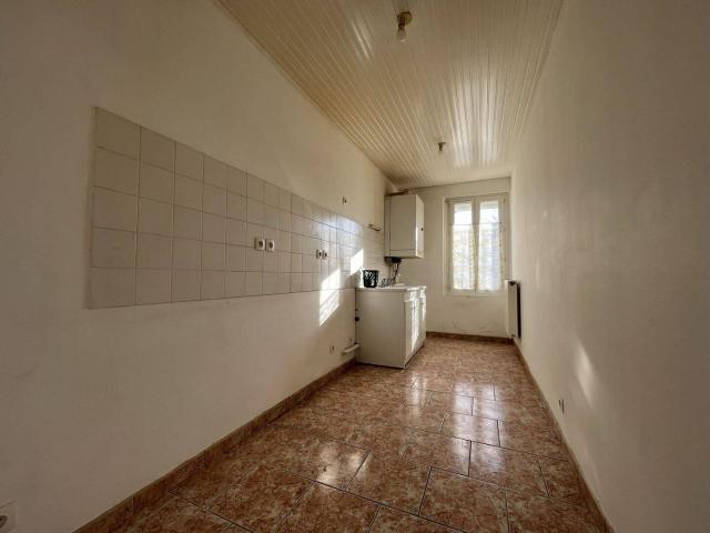 Maison à étage avec cour