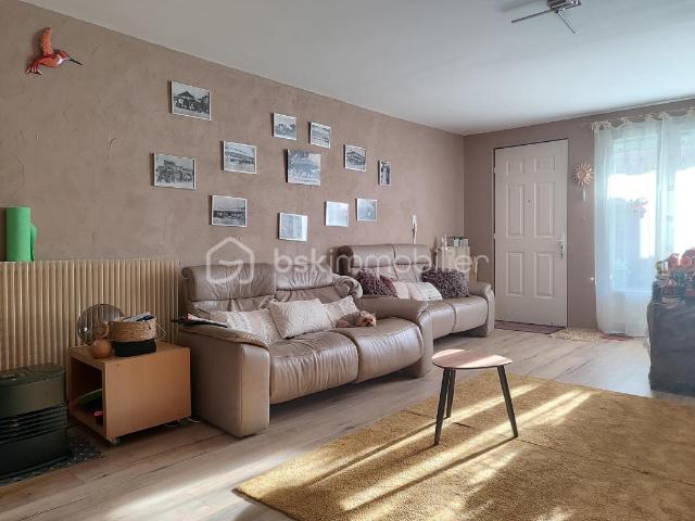 Maison à étage, avec deux habitations, et un hangar