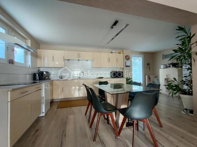 Maison à étage, avec deux habitations, et un hangar