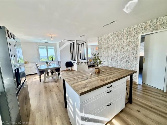 MAISON à étage avec studio indépendent, piscine