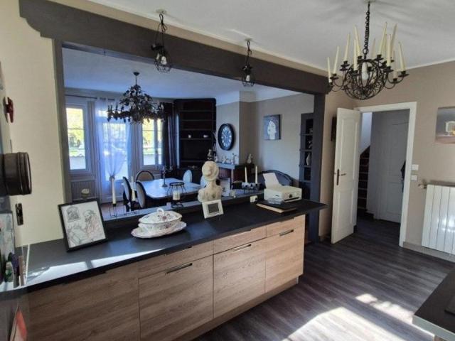 Maison à étage de 130 m2 et 60m2 de véranda sur un joli terrain arboré de 1006 m2 avec une dépendance habitable