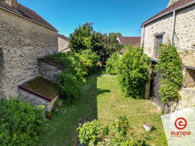 Maison à Girolles avec annexe, jardin et grange