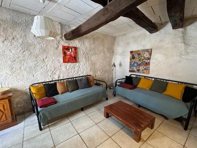 Très jolie maison de village avec beaucoup de charme et d'authenticité au coeur de Cotignac beaucoup de place pour la famille et les les amis!