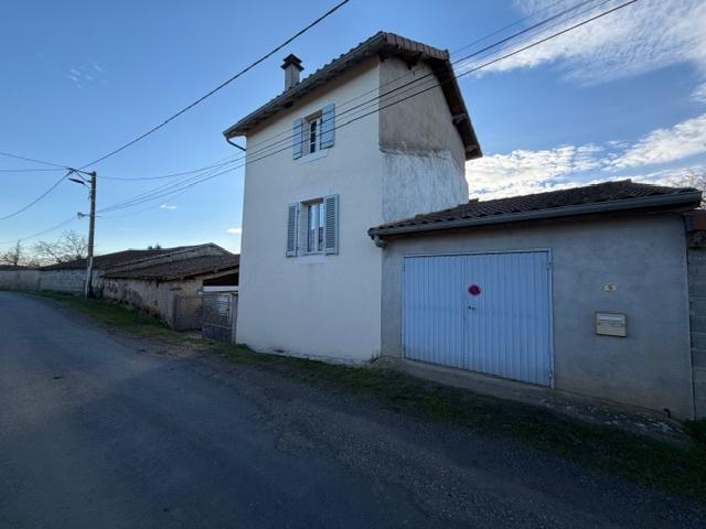 Maison à la campagne avec dépendances et grand terrain attenant