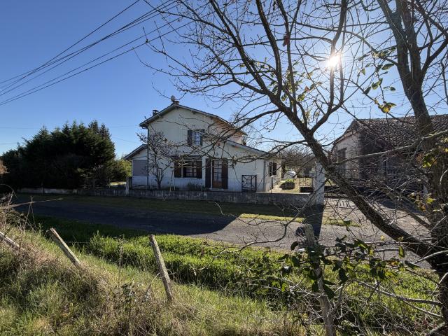 MAISON A LA CAMPAGNE AVEC DEPENDANCES PUITS ET 3 HA DE TERRAIN