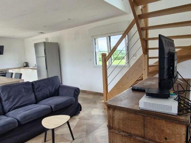Maison à la campagne en excellent état comprenant: séjour salon avec cuisine aménagée et équipé.