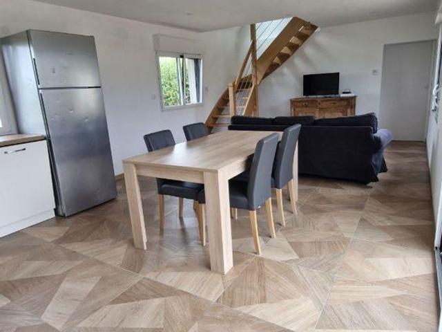 Maison à la campagne en excellent état comprenant: séjour salon avec cuisine aménagée et équipé.