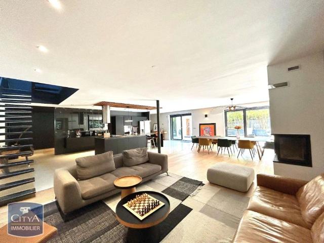 Maison à louer 6 pièces 221.36m²