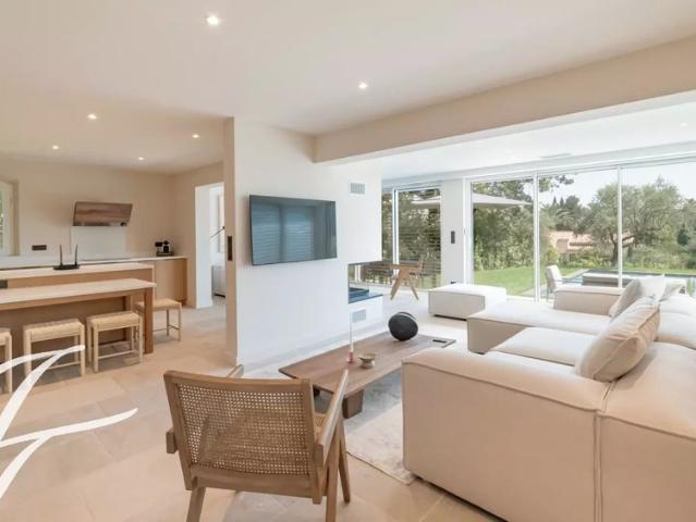 Maison à louer Valbonne Village, Cote d'Azur, France10 000 EUR / Mois
