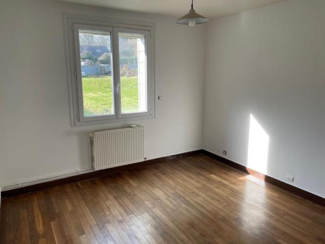 Maison à louer avec garage et jardin à Noyal Pontivy