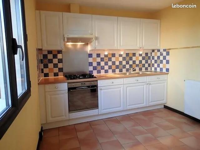 Maison à louer dans village avec commerces, médecin et pharmacie. 15 km de 46300 Gourdon LOT