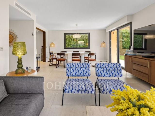 Maison à louer Mougins, Cote d'Azur, France12 000 EUR / Mois