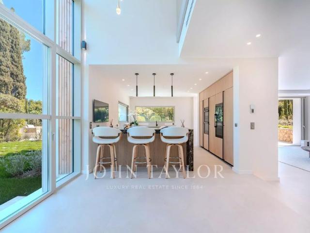 Maison à louer Mougins, Cote d'Azur, France13 000 EUR / Mois