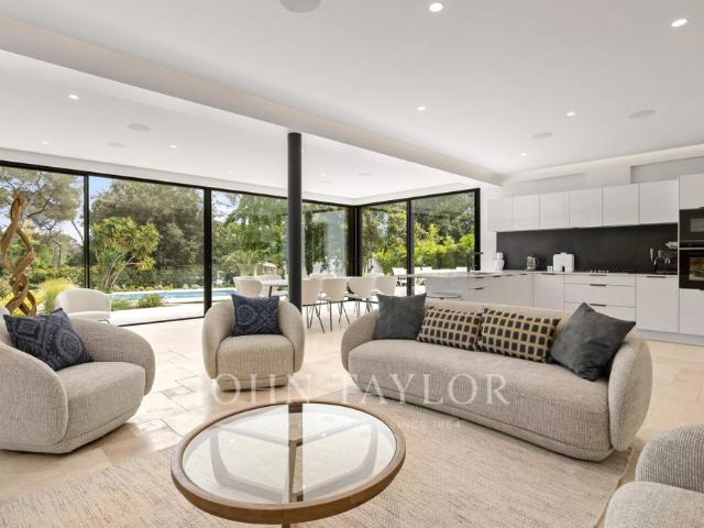 Maison à louer Mougins, Cote d'Azur, France13 500 EUR / Mois
