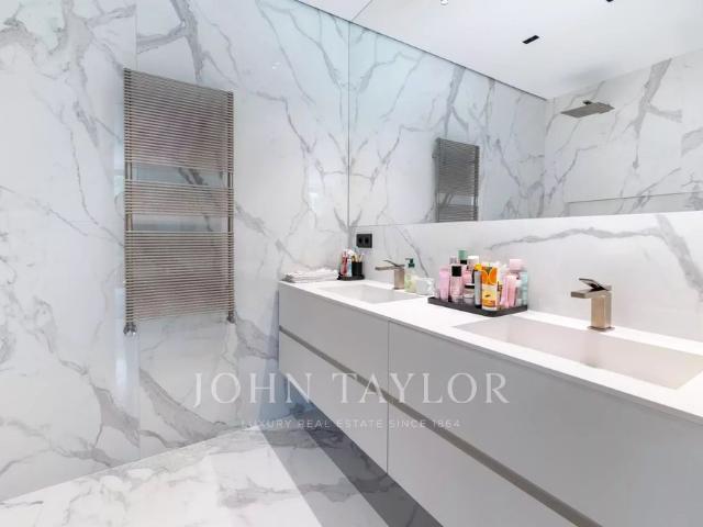 Maison à louer Mougins, Cote d'Azur, France16 000 EUR / Mois
