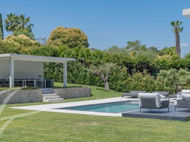 Maison à louer Mougins, Cote d'Azur, France16 000 EUR / Mois
