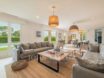Maison à louer Mougins, Cote d'Azur, France16 500 EUR / Mois