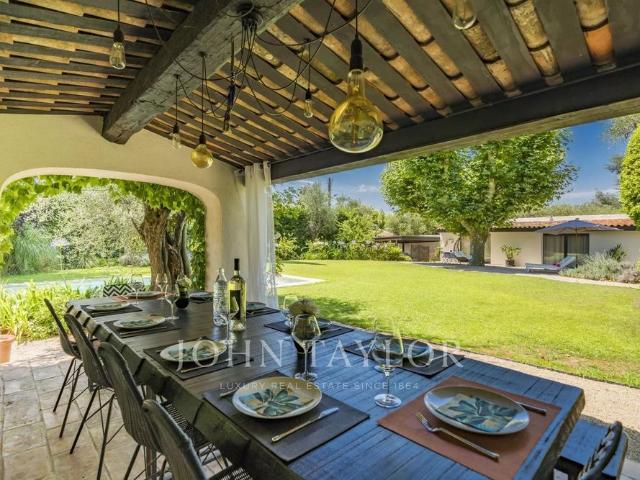 Maison à louer Mougins, Cote d'Azur, France8 500 EUR / Mois