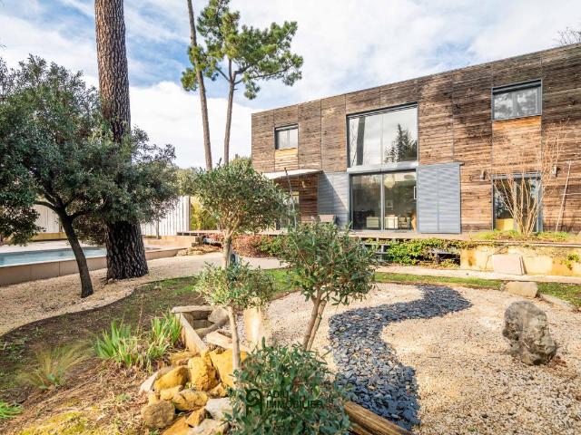 Maison à ossature bois d’environ 136 m² avec piscine et pool house, sur une parcelle d’environ 800 m² à 12 minutes d’Uzès