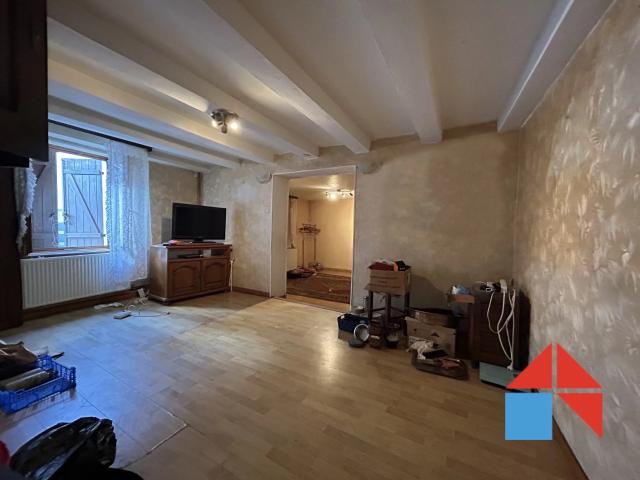 Maison à Rénover, Atypique dans un Village Calme